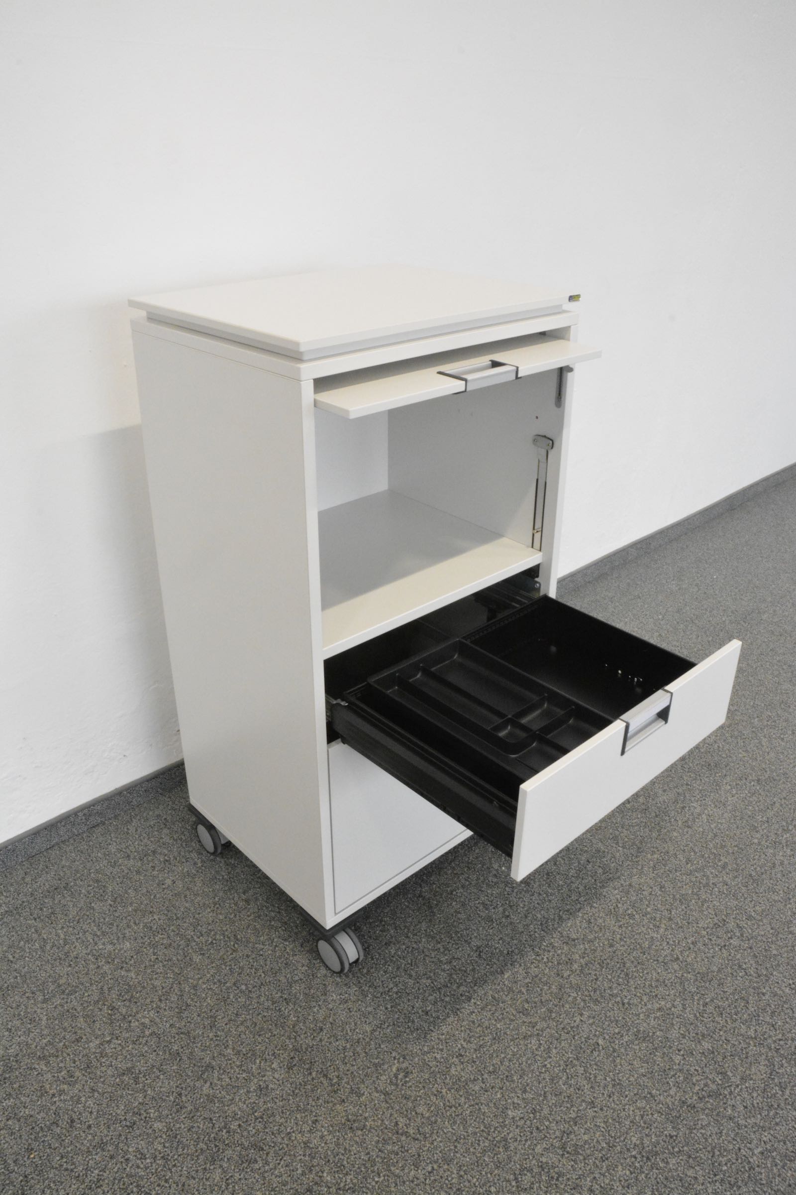 Steelcase Share It Roll-Caddy mit  Breitschublade offen