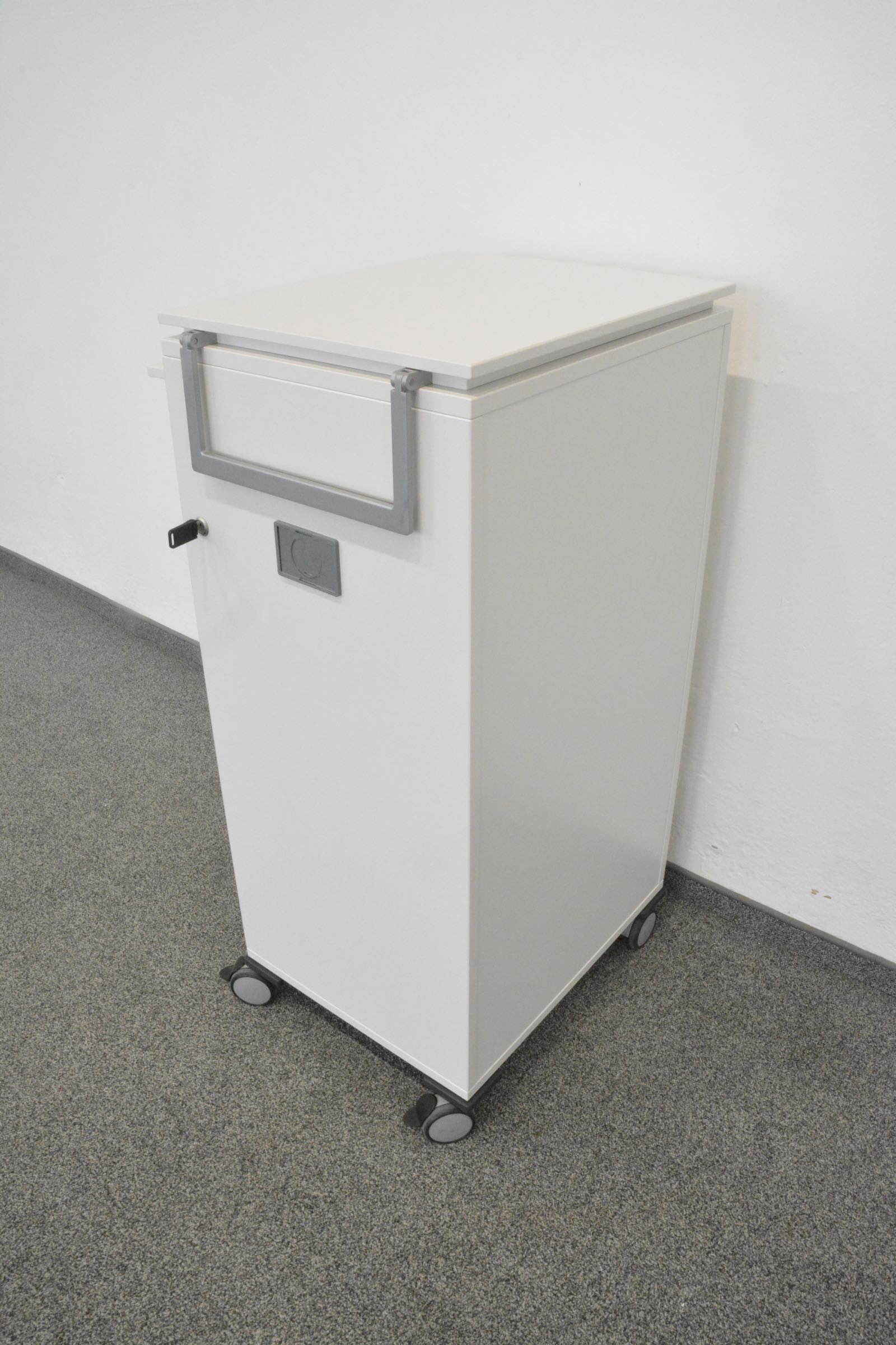 Steelcase Share It Roll-Caddy von hinten