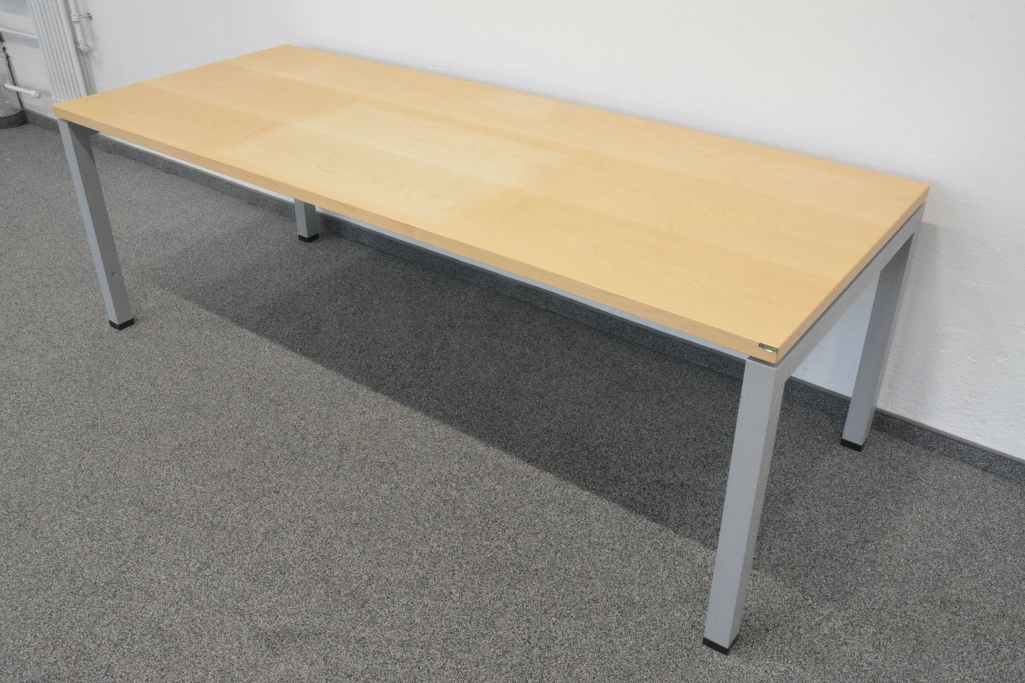 Denz D3 Schreibtisch mit silbergrauem Gestell - 6033475