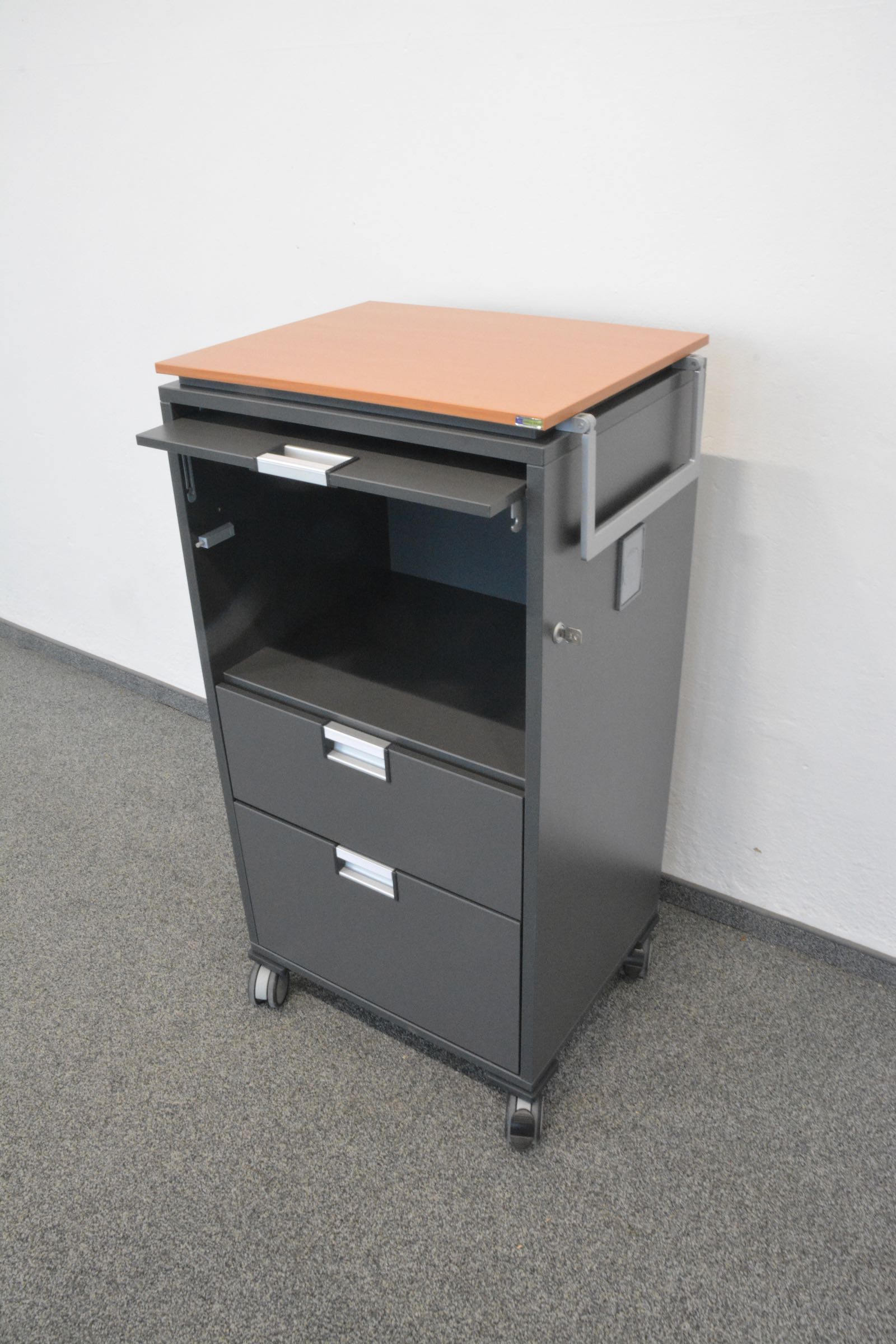 Steelcase Share It Roll-Caddy mit  Klappe offen