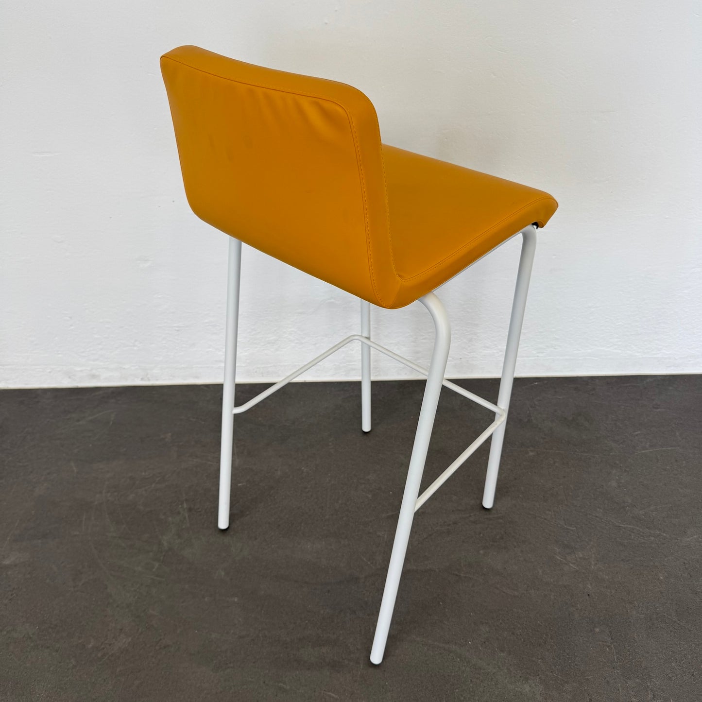 Steelcase B-Free Barhocker Ansicht von schräg hinten