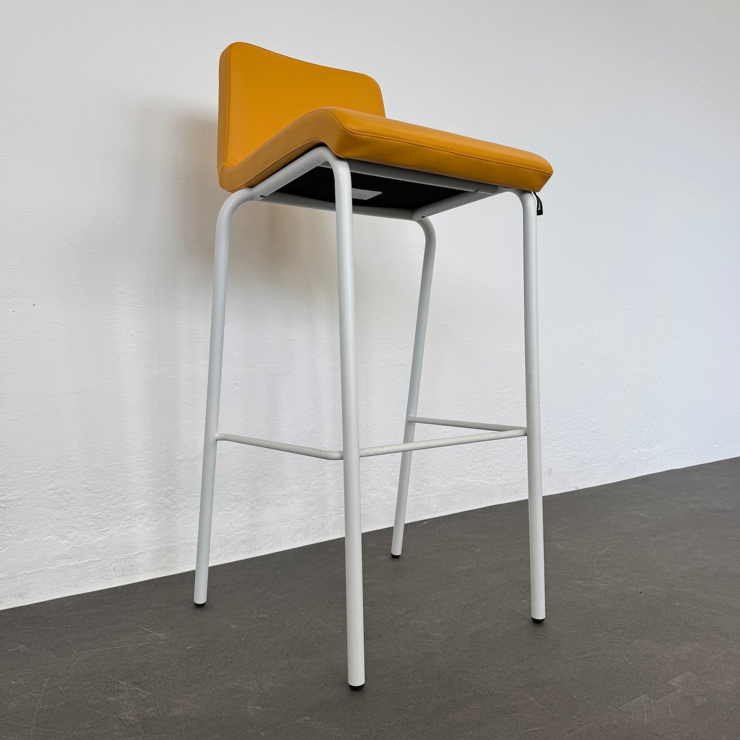 Steelcase B-Free Barhocker Ansicht von unten links