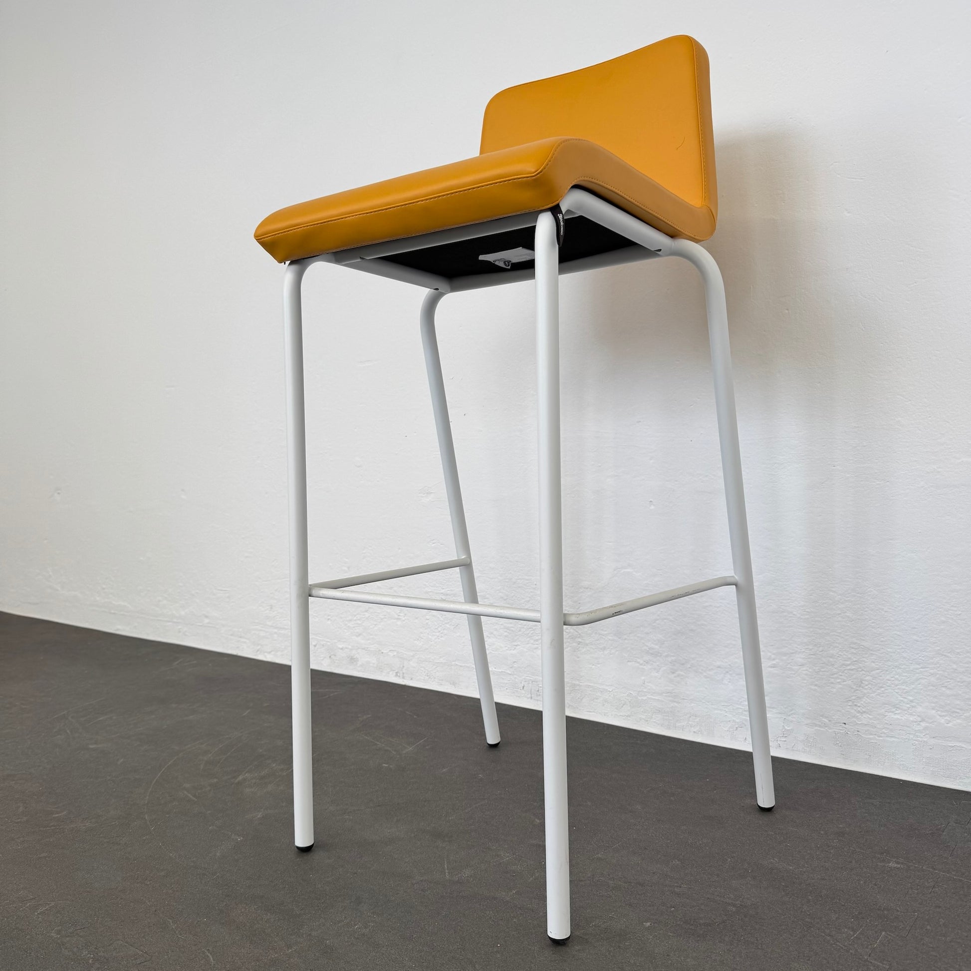 Steelcase B-Free Barhocker Ansicht von unten rechts