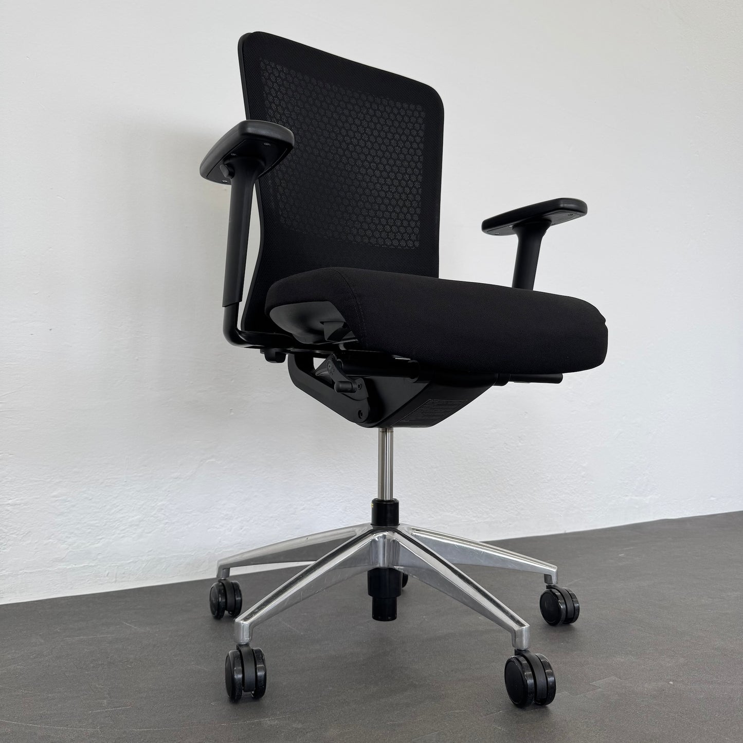 Girsberger Folio Bürodrehstuhl Ansicht Mechanik von links