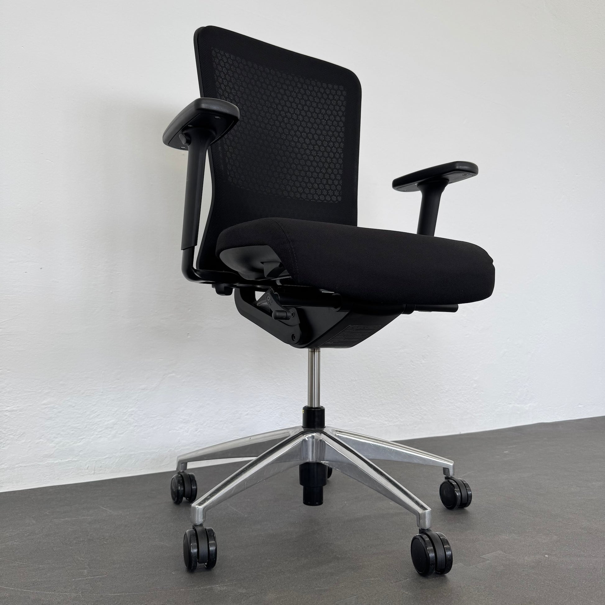 Girsberger Folio Bürodrehstuhl Ansicht Mechanik von links