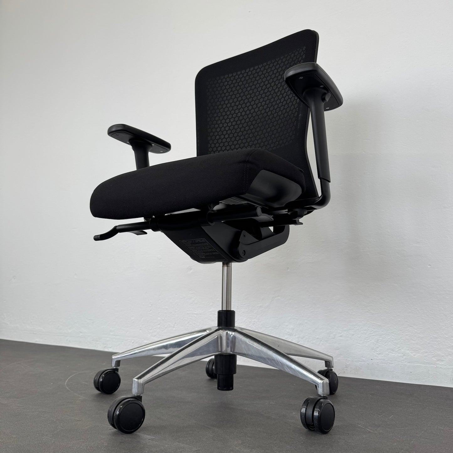 Girsberger Folio Bürodrehstuhl Ansicht Mechanik von rechts