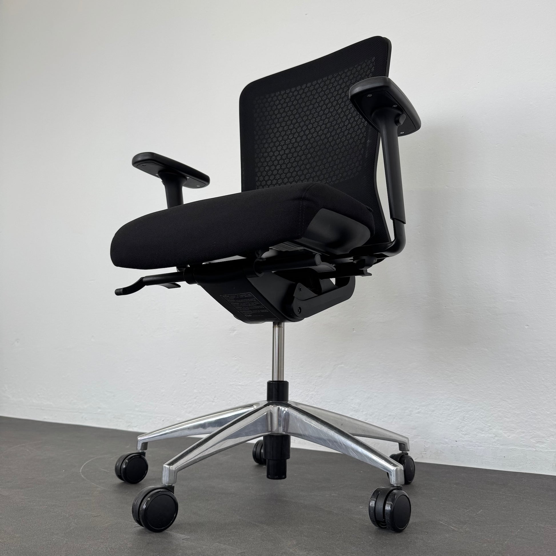 Girsberger Folio Bürodrehstuhl Ansicht Mechanik von rechts