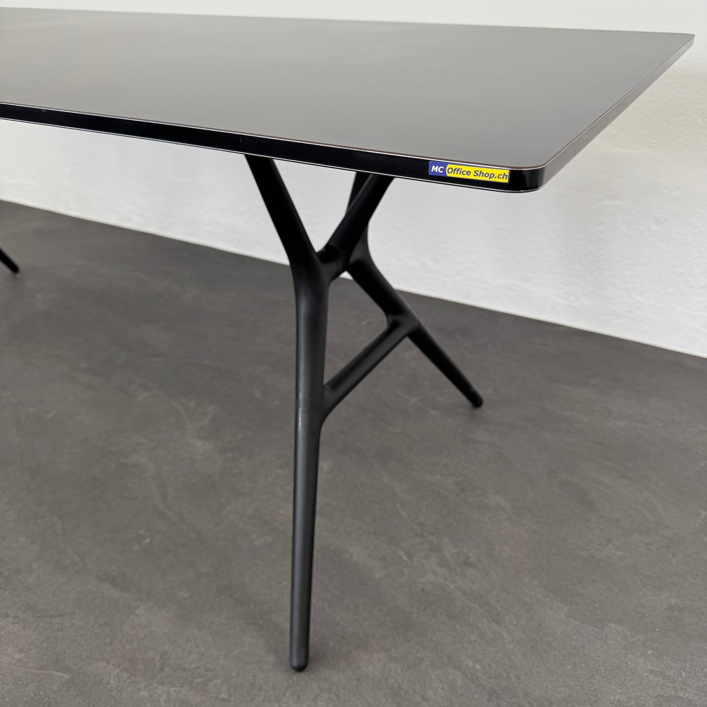 Kartell Spoon Tisch Detailfoto Tischlante