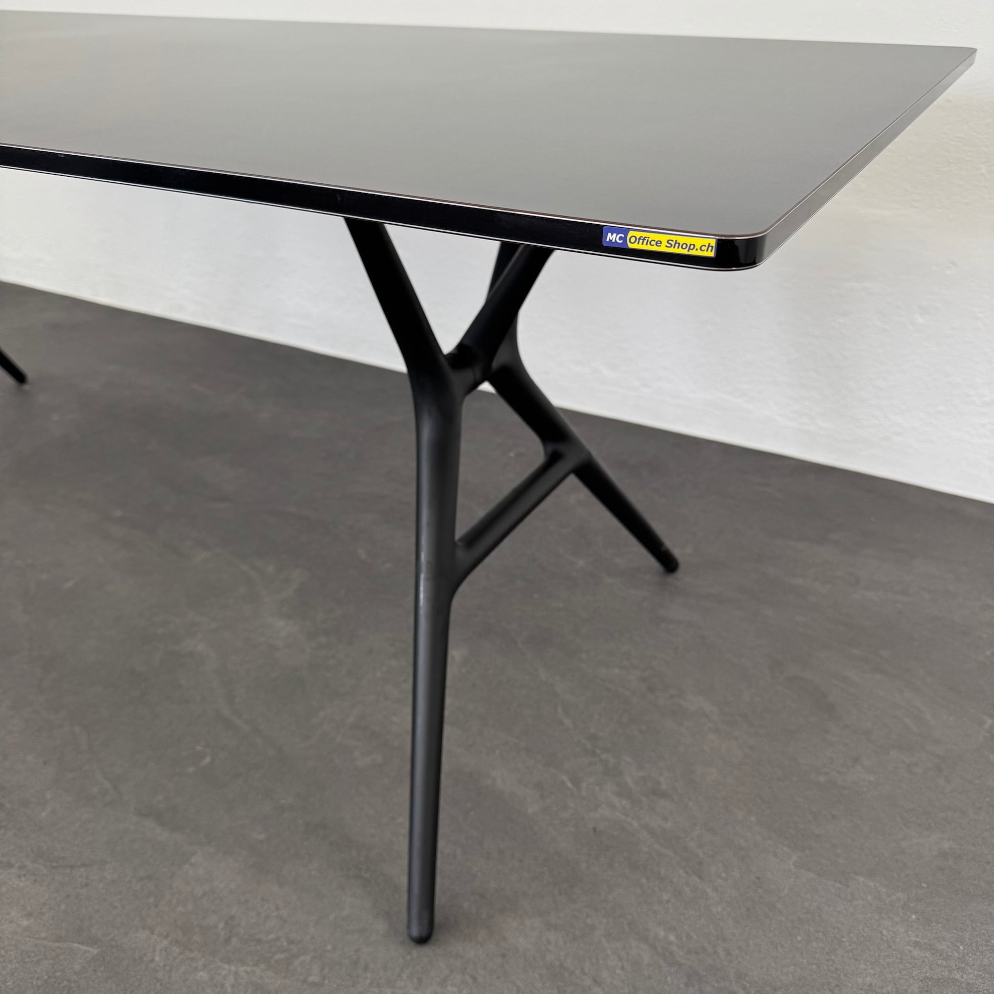 Kartell Spoon Tisch Detailfoto Tischlante