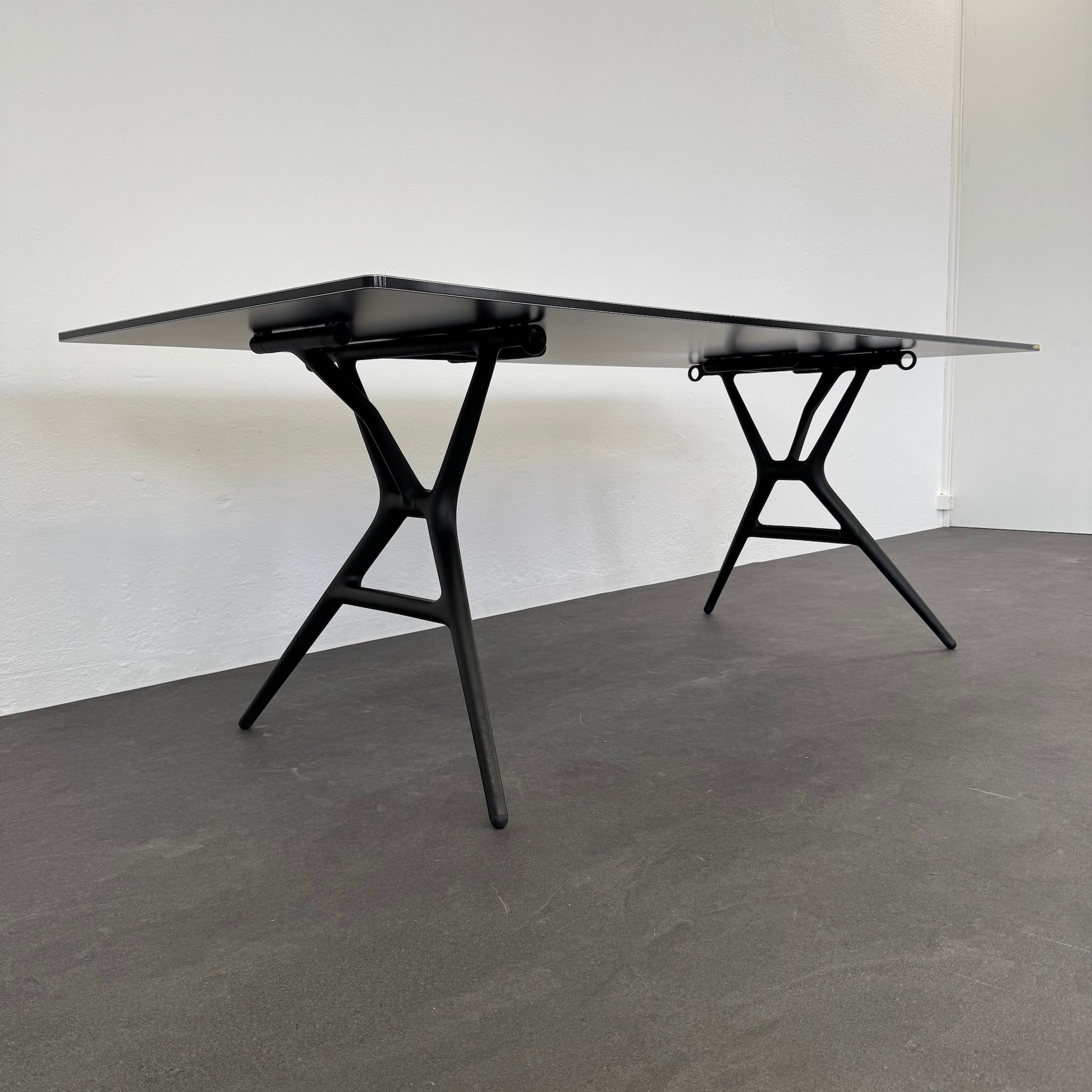 Kartell Spoon Tisch seitliche Ansicht Gestell Schwarz