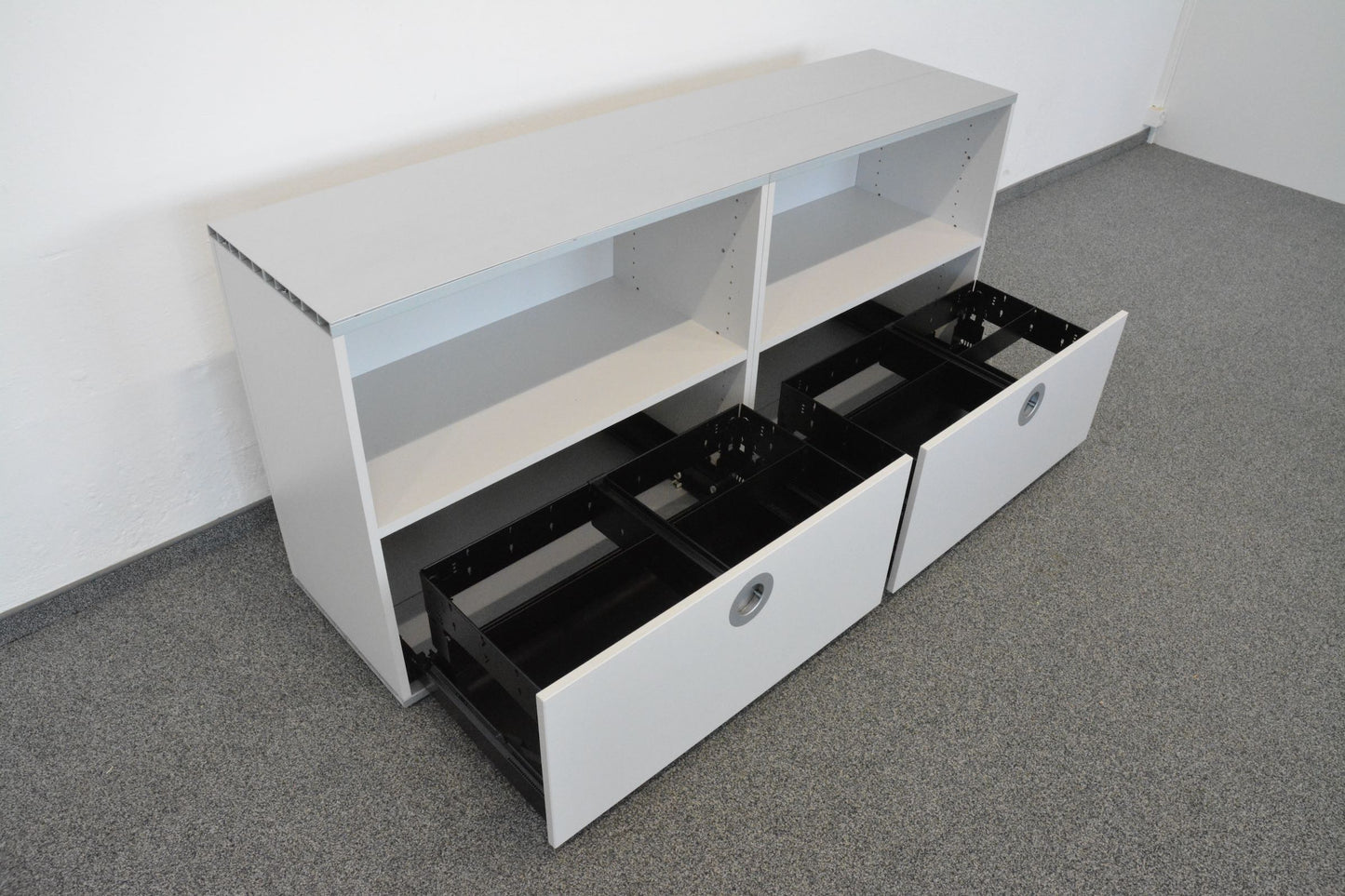 Denz D3 Sideboard mit Abdeckung Aluminium in Silbergrau