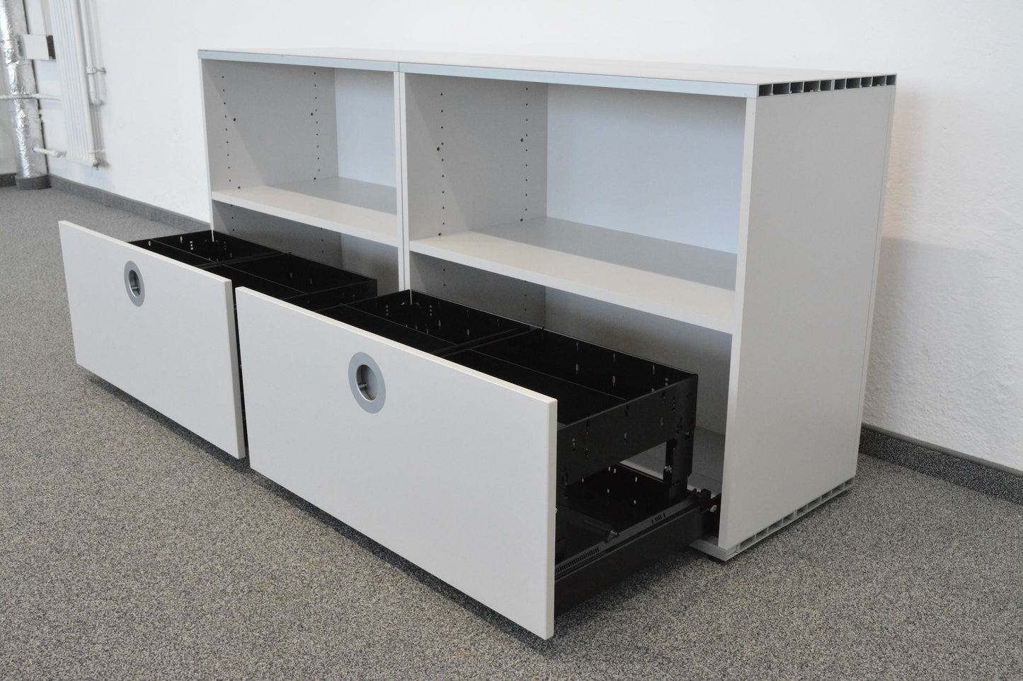 Denz D3 Sideboard mit Hängeregister-Auszug offen von rechts