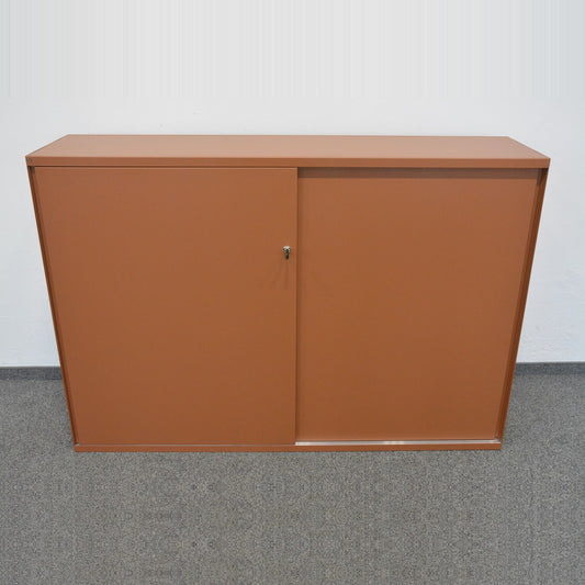 Lista Office One Schiebetür-Aktenschrank aus Metall in Kupferbraun