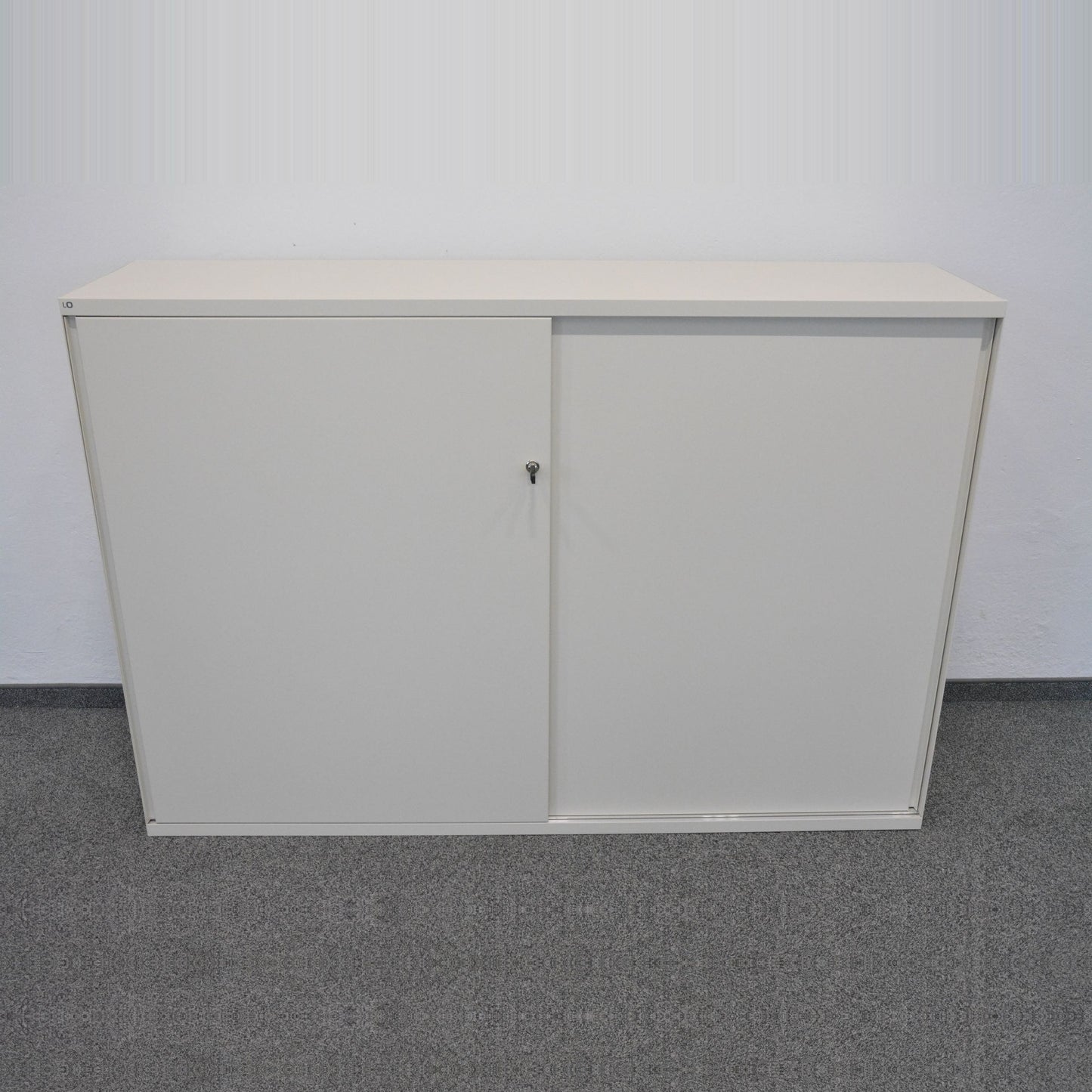 Lista Office One Schiebetür-Aktenschrank aus Metall in Perlweiss