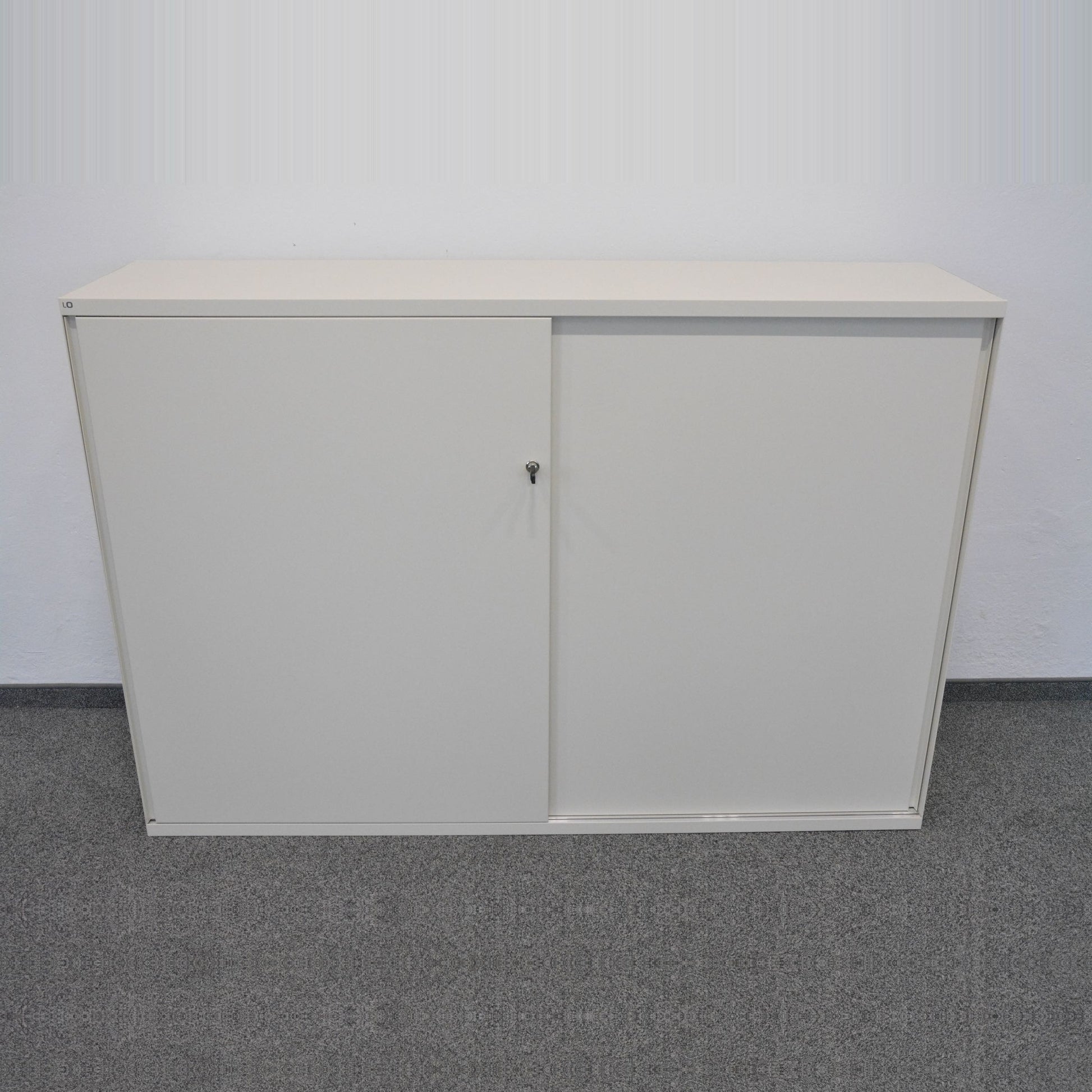 Lista Office One Schiebetür-Aktenschrank aus Metall in Perlweiss