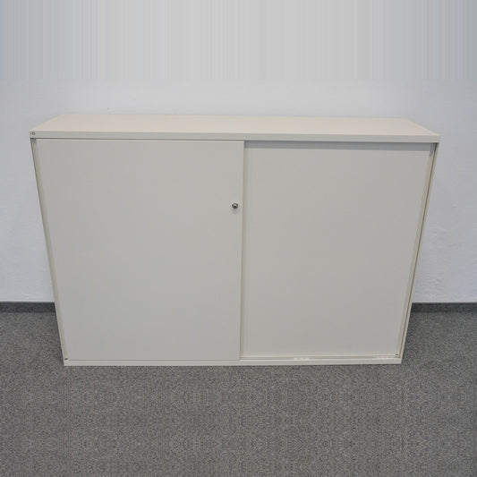 Lista Office One Schiebetür-Aktenschrank aus Metall in Perlweiss