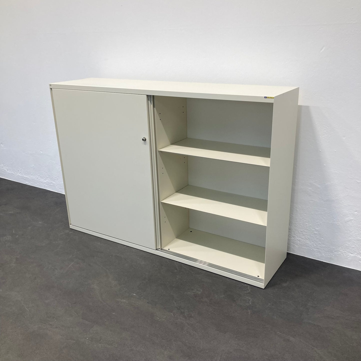 Lista Office LO One Schiebetür-Aktenschrank Ansicht von rechts - 6034082