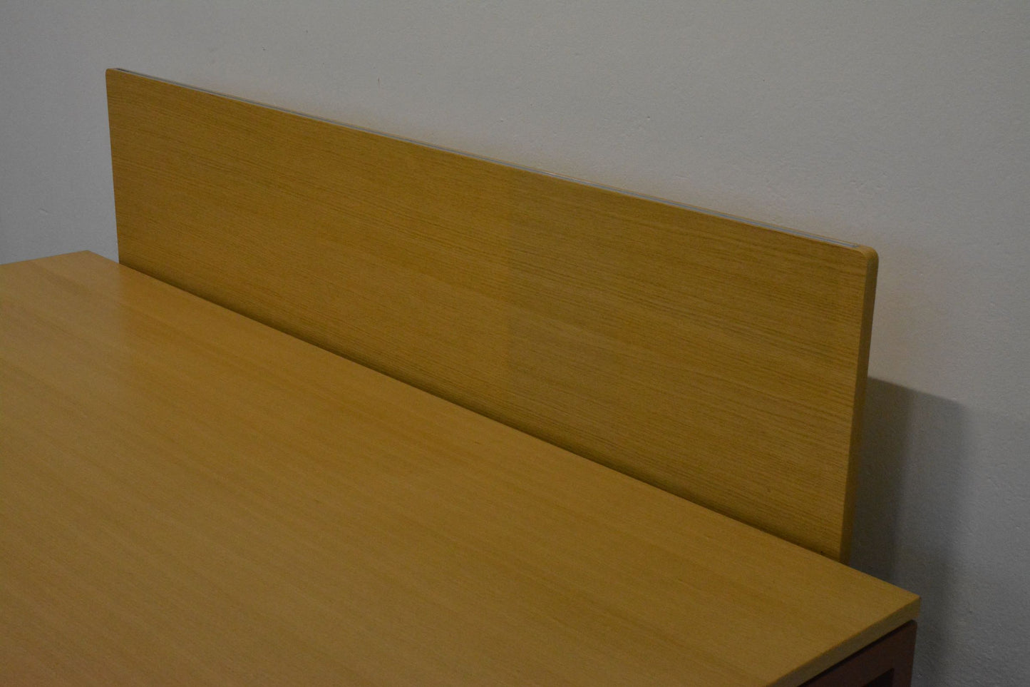 Lista Office Motion Trennwand mit Tischhalterung seitliche Ansicht