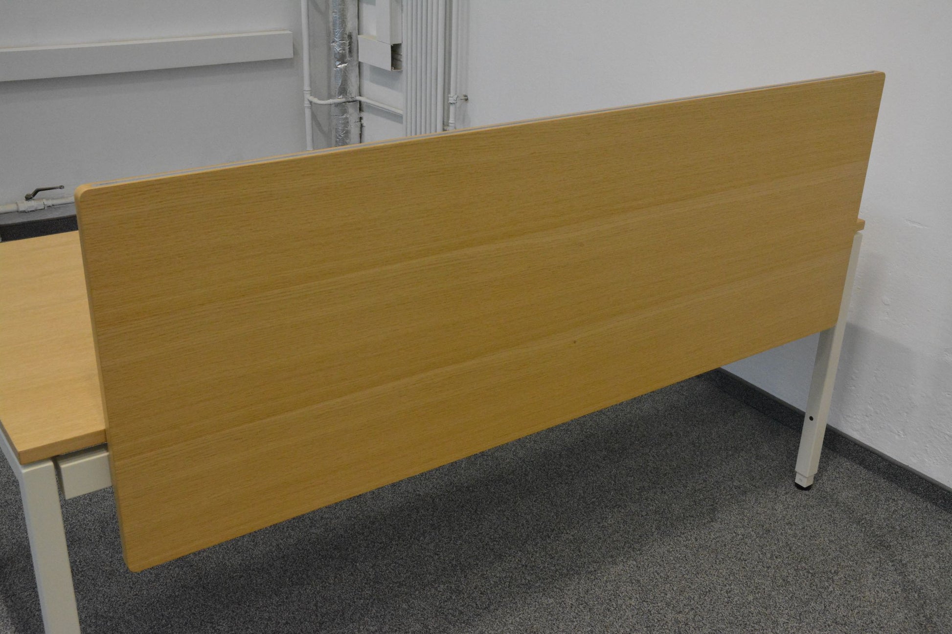 Lista Office Motion Trennwand mit Tischhalterung Rückansicht