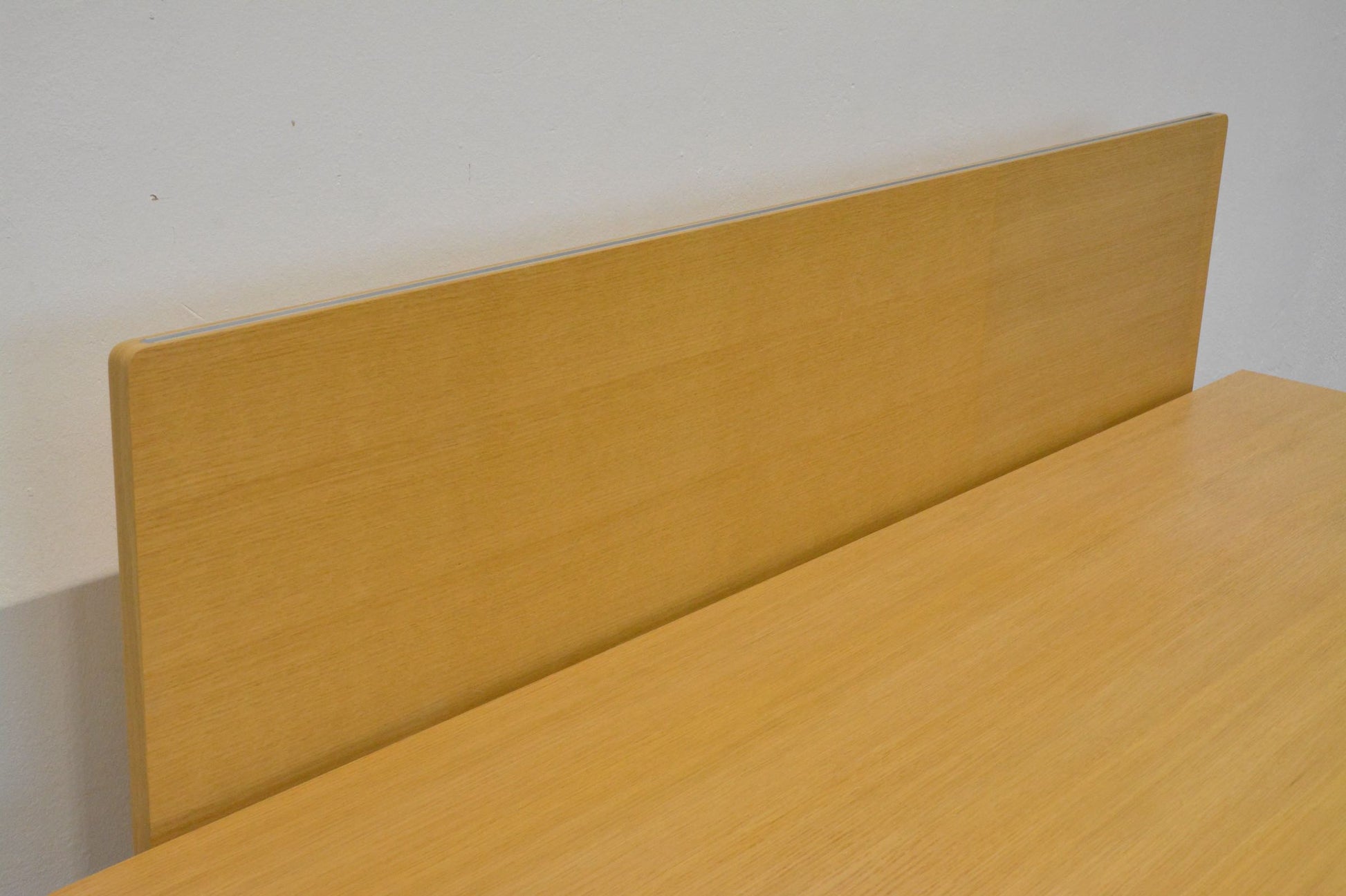 Lista Office Motion Trennwand mit Tischhalterung von links
