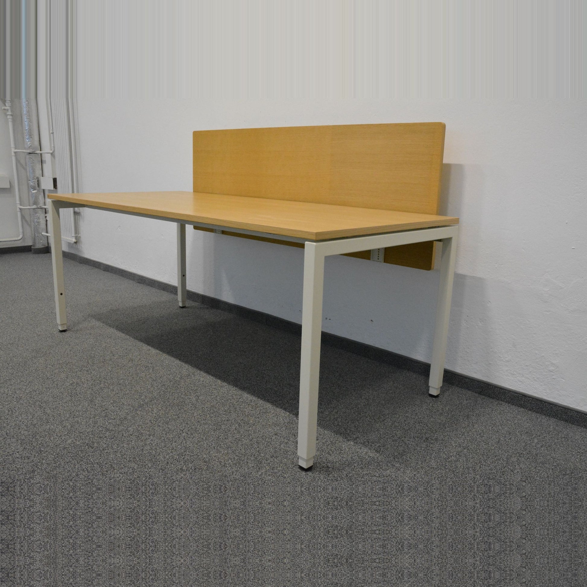 Lista Office Motion Schreibtisch mit perlweissem Gestell