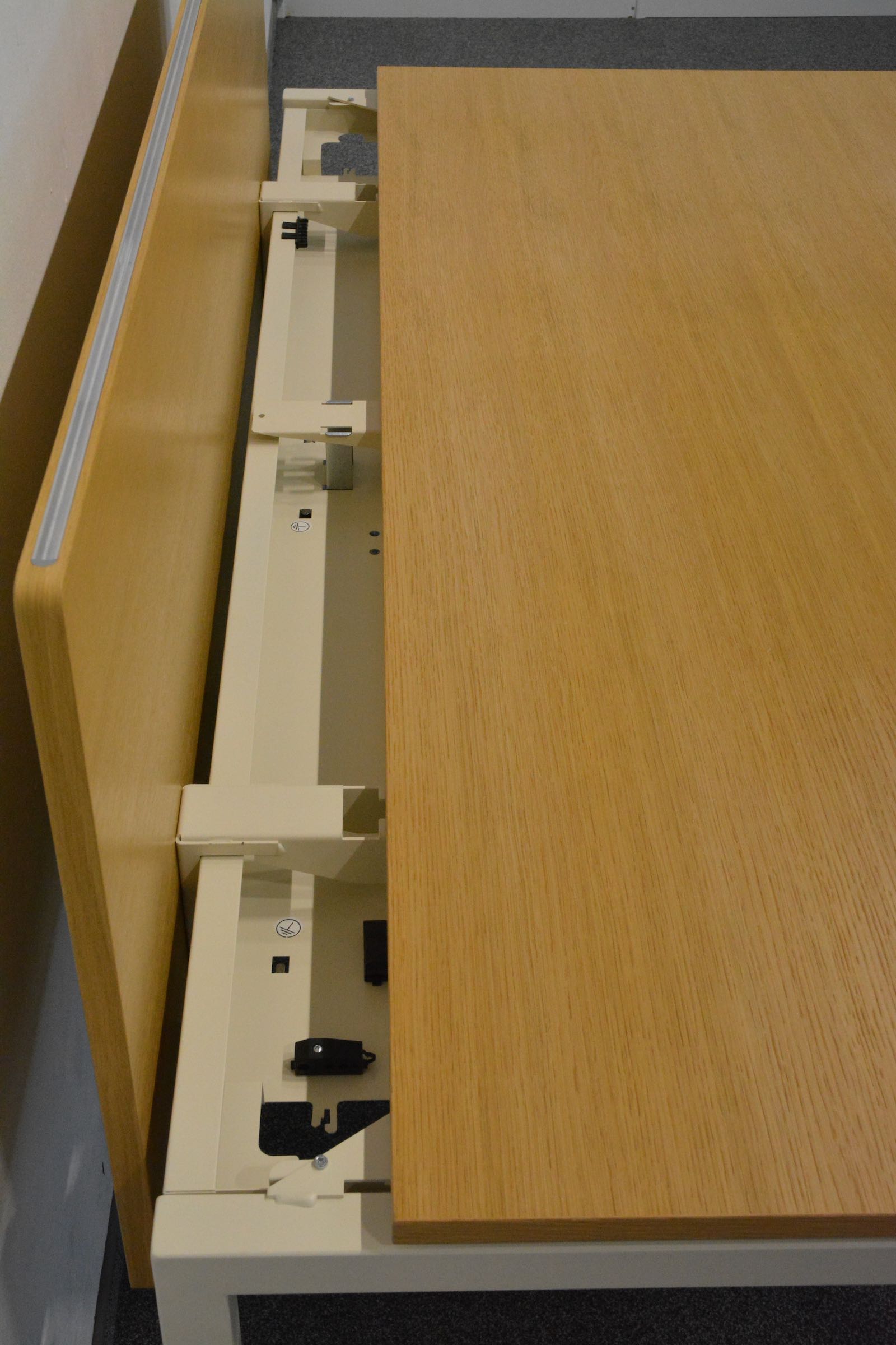Lista Office Motion Schreibtisch Detailfoto Kabelkanal