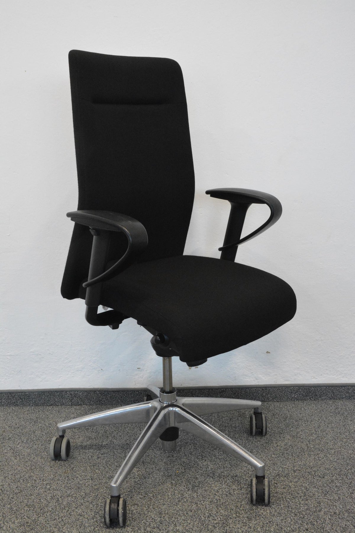 Girsberger Presto Bürodrehstuhl - mit Knopfschalter - Stoff Schwarz - Bogenarmlehnen