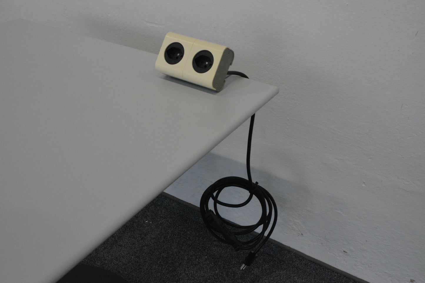 Steelcase One Mehrfachstecker montiert an Tischplatte