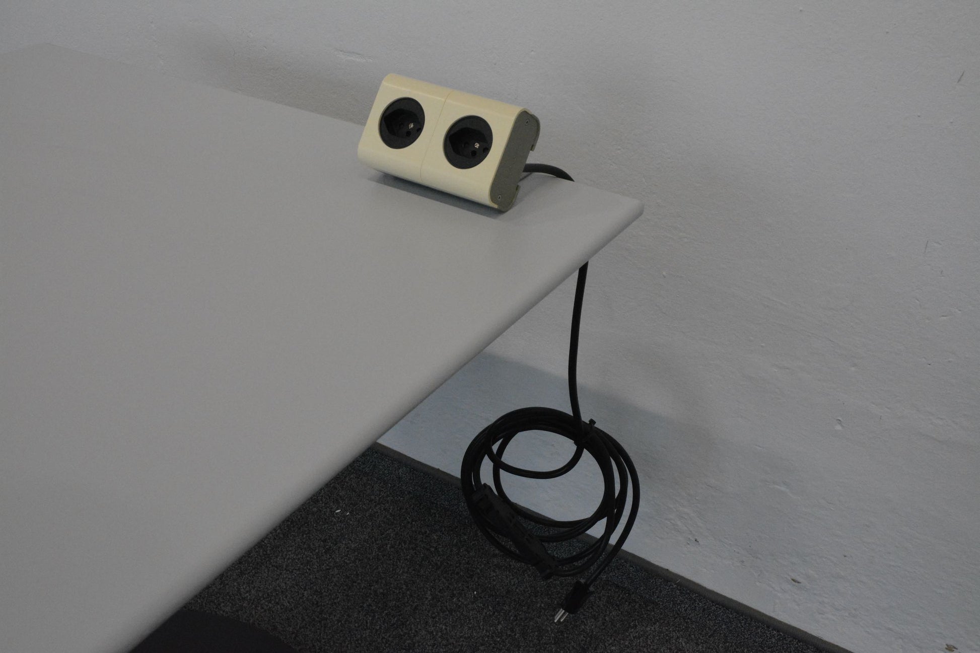 Steelcase One Mehrfachstecker montiert an Tischplatte