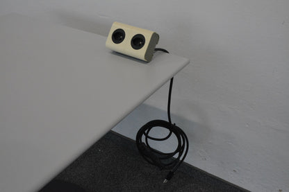 Steelcase One Mehrfachstecker montiert an Tischplatte - 6034151