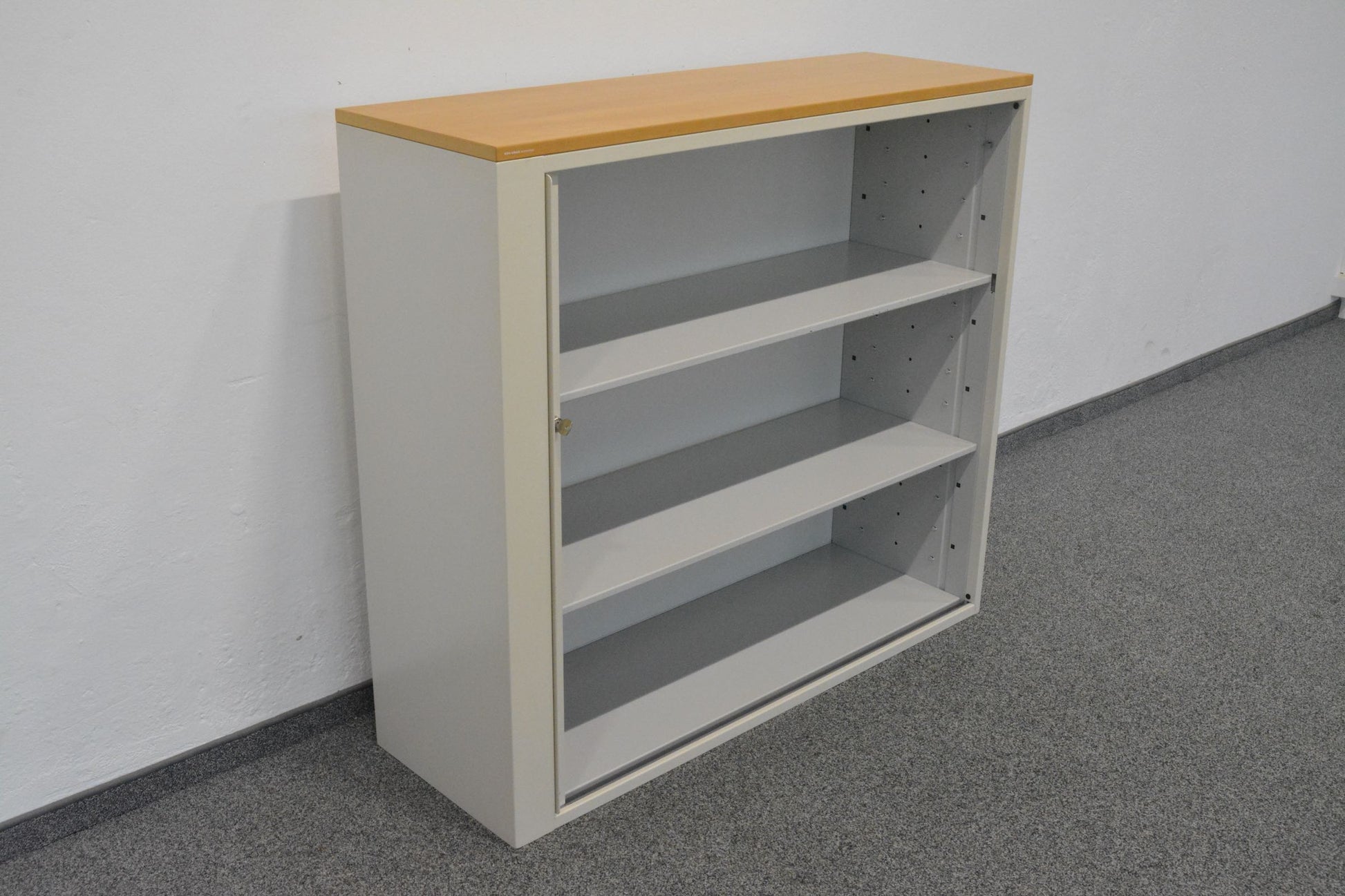 Bigla Classic Lateralschrank mit Deckblatt aus Spanplatte in Buchenfurnier