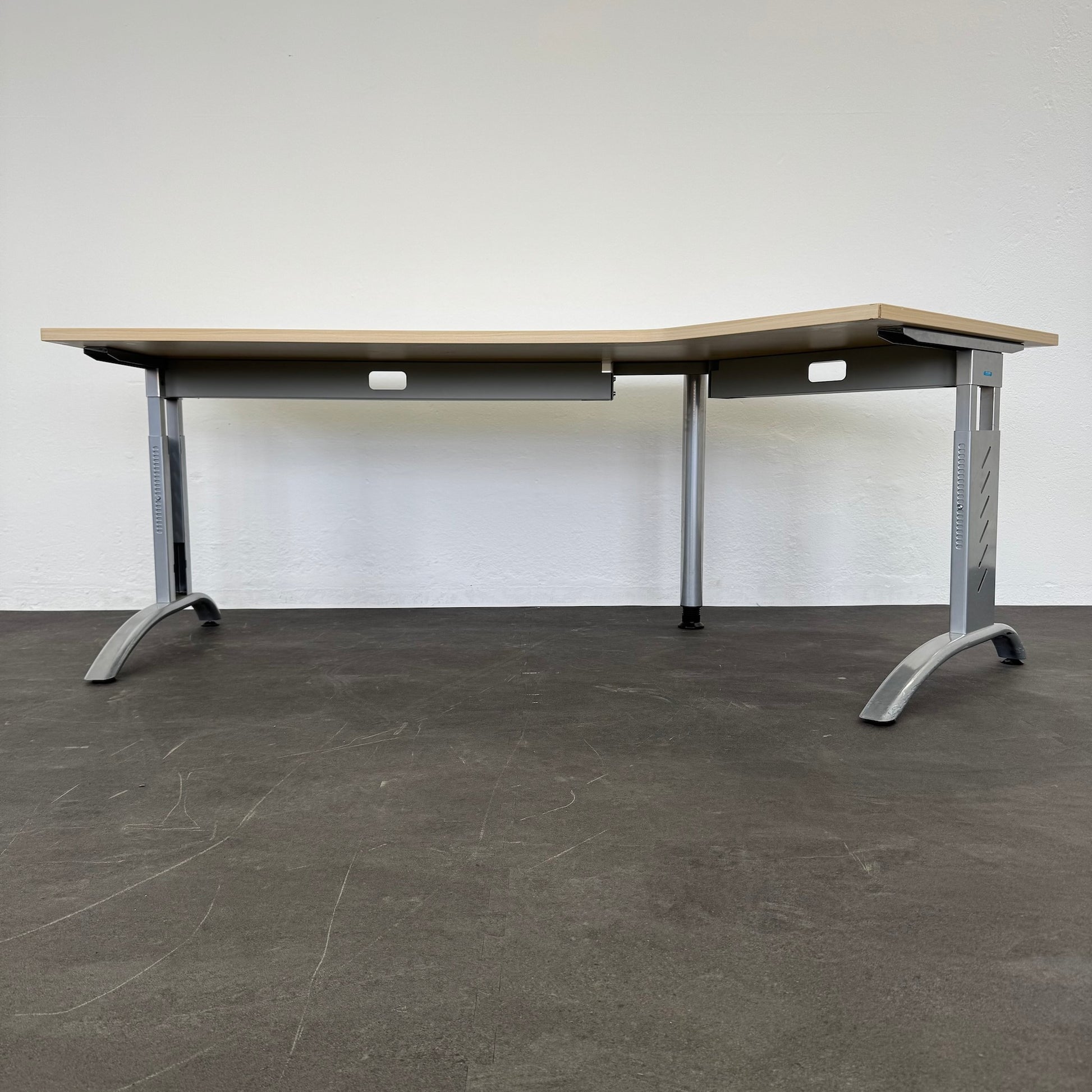 Hammerbacher MyTable F Schreibtisch mit Kabelkanal