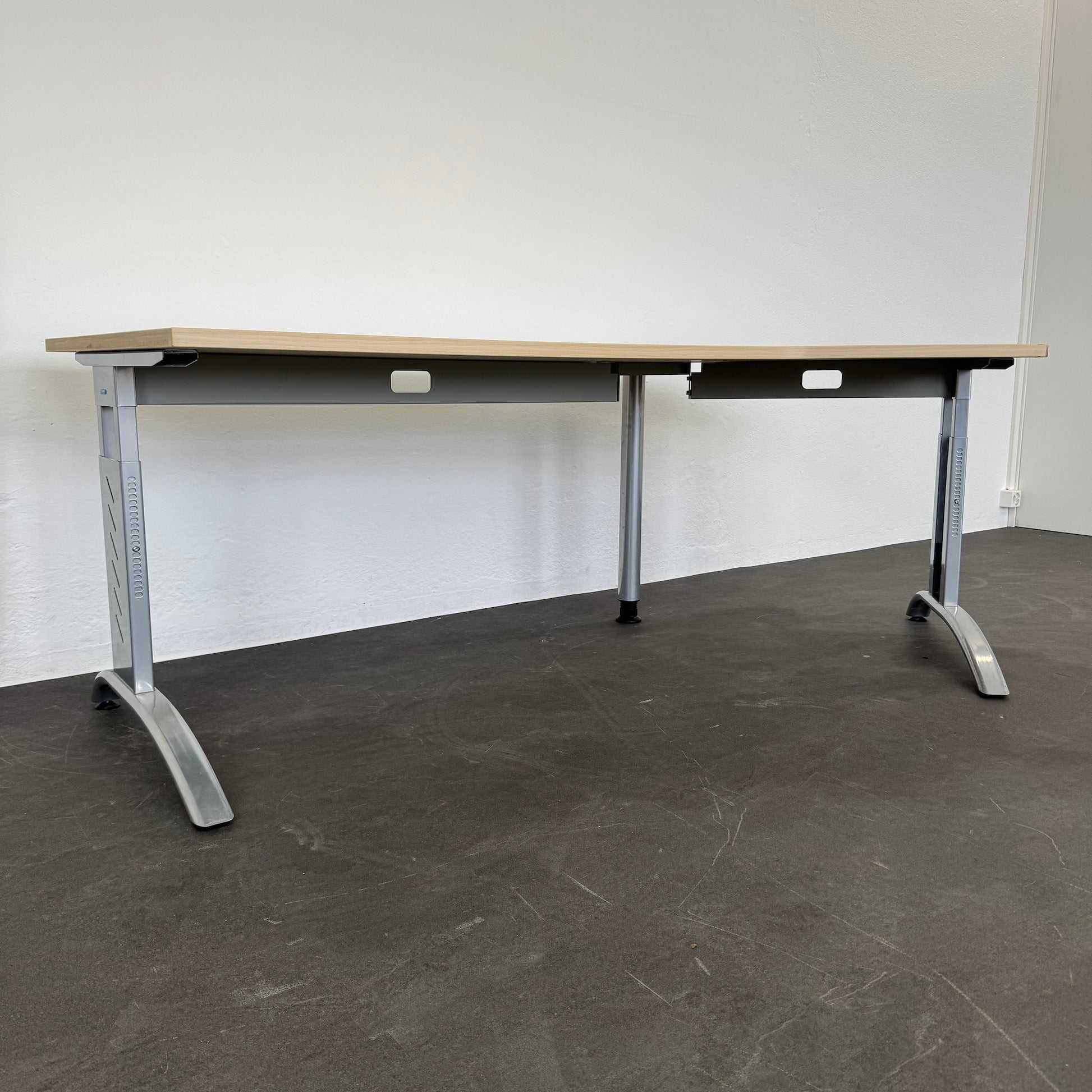 Hammerbacher MyTable F Schreibtisch seitliche Ansicht
