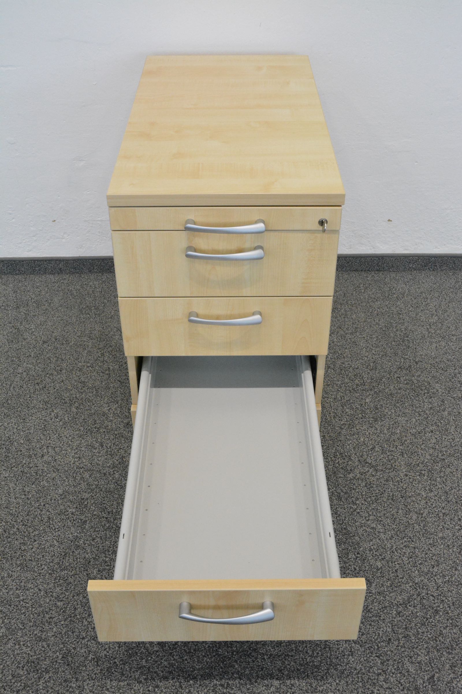 Hammerbacher Solid Beistell-Korpus mit Schublade offen