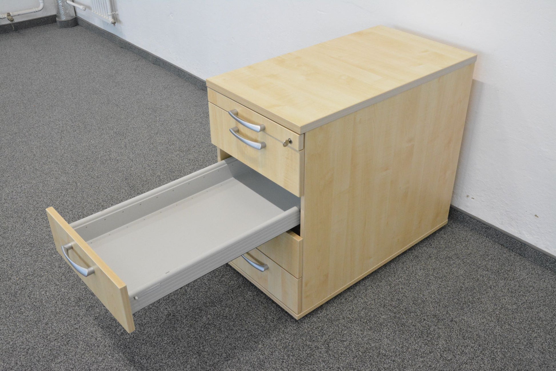 Hammerbacher Solid Beistell-Korpus mit Schublade mitte oben offen