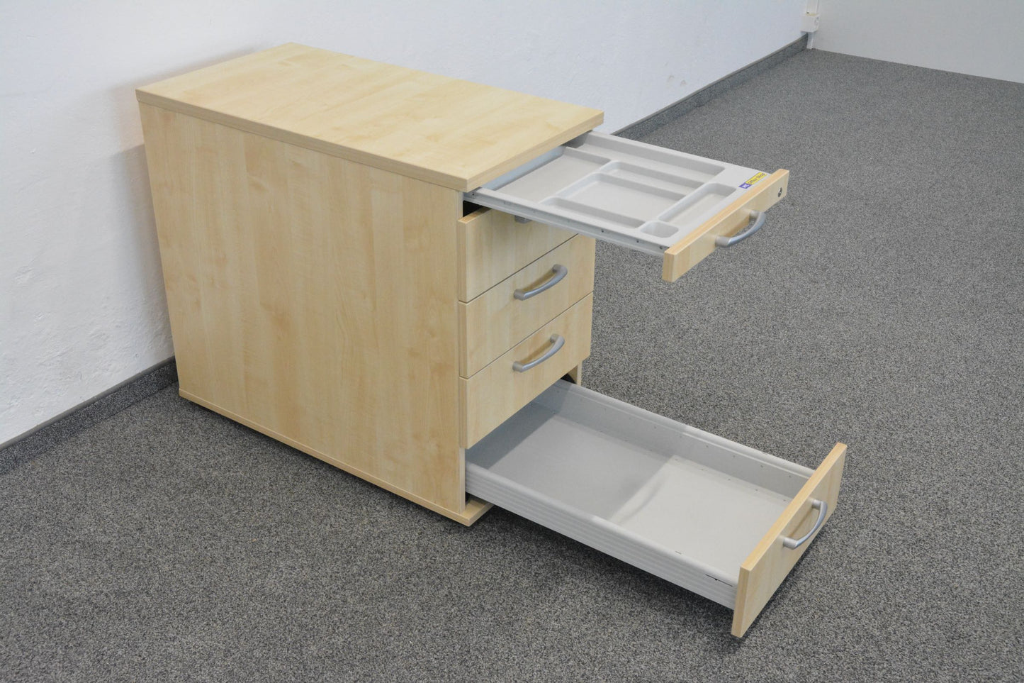 Hammerbacher Solid Beistell-Korpus mit Materialschale und Schublade offen