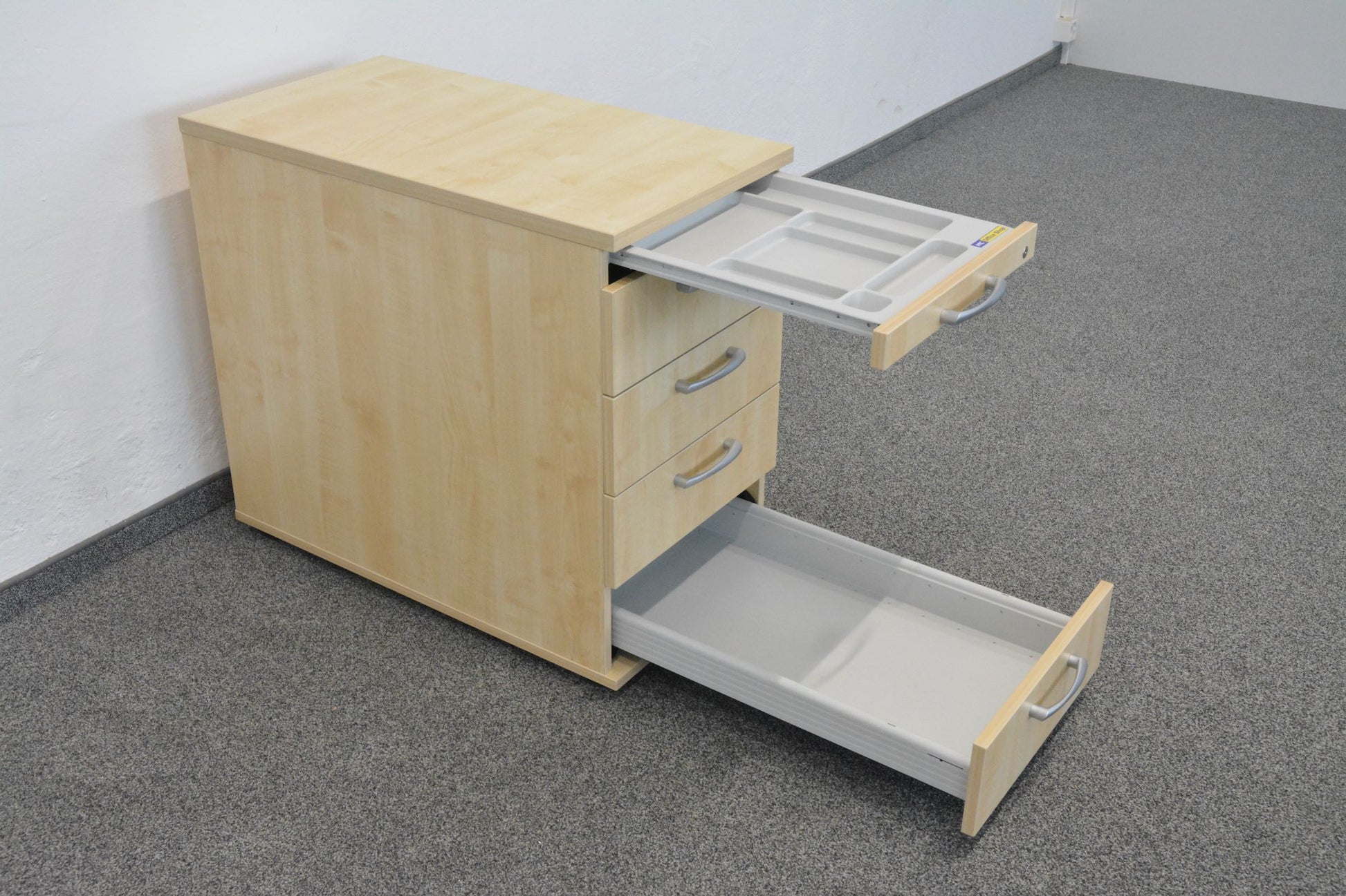 Hammerbacher Solid Beistell-Korpus mit Materialschale und Schublade offen