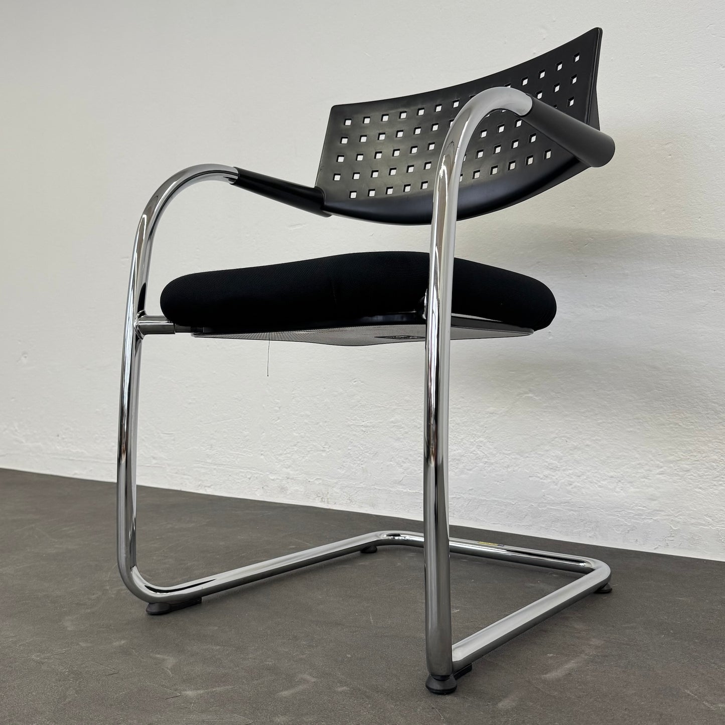 Vitra Visavis Freischwinger seitliche Ansicht von unten rechts - 6034643