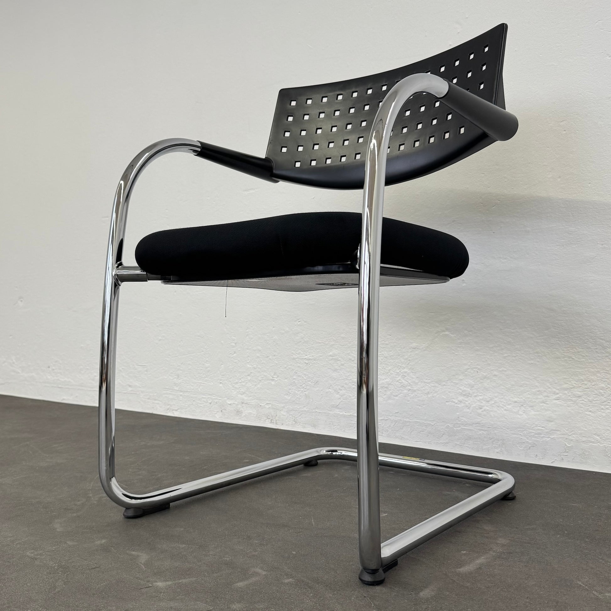 Vitra Visavis Freischwinger seitliche Ansicht von unten rechts - 6034643