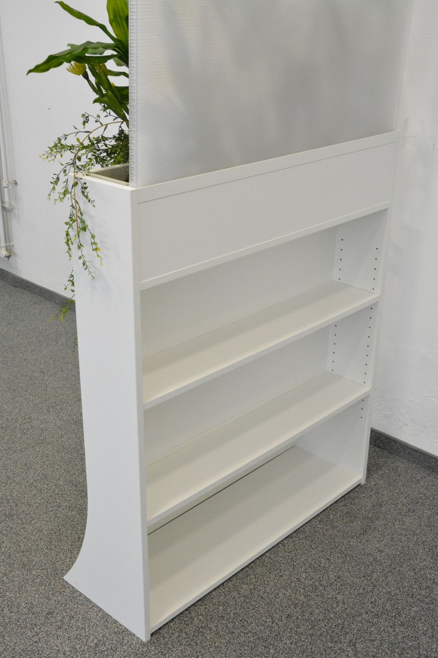 Top Design Akustik-Trennwand mit Regal Detailansicht