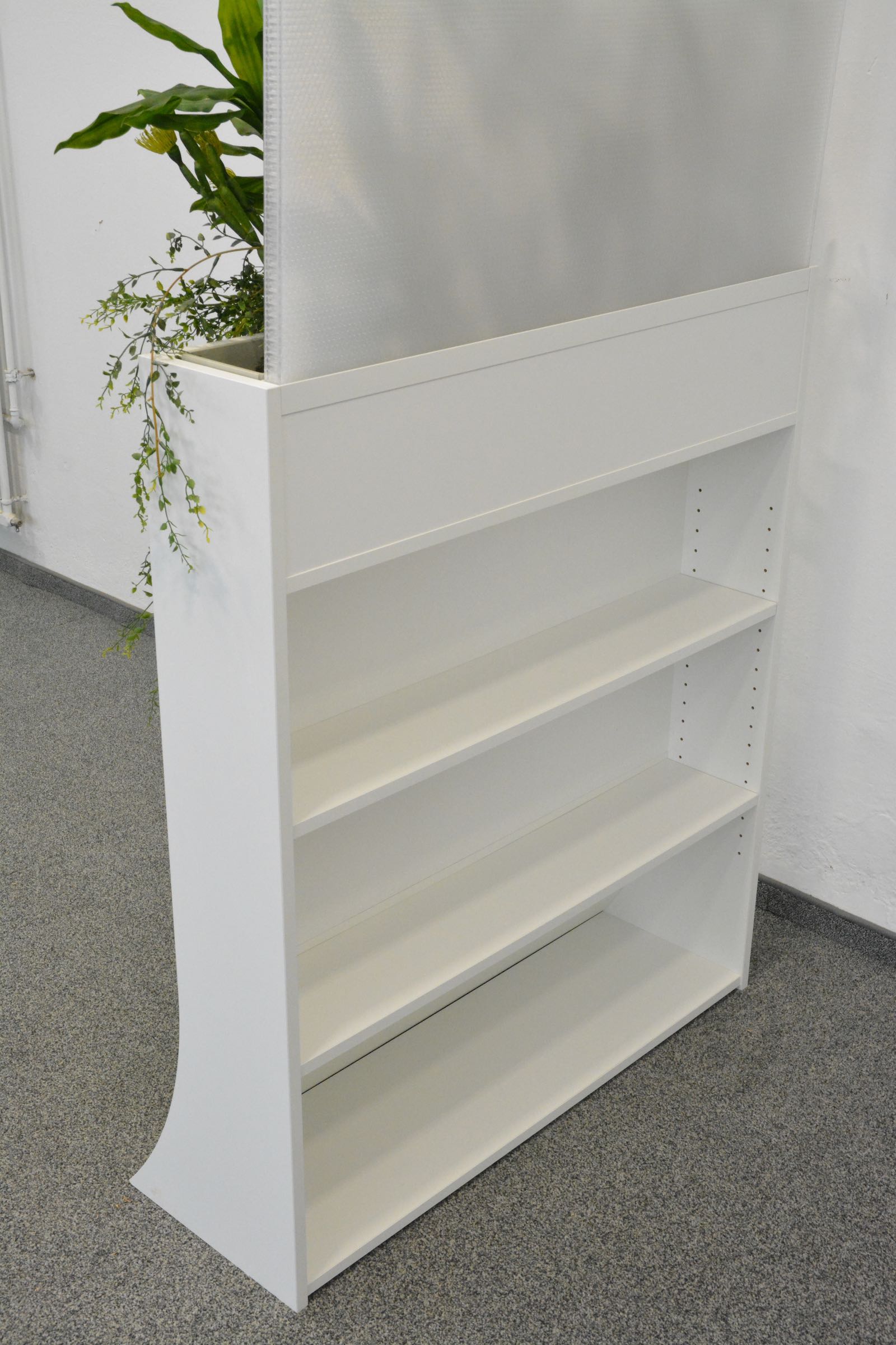 Top Design Akustik-Trennwand mit Regal Detailansicht