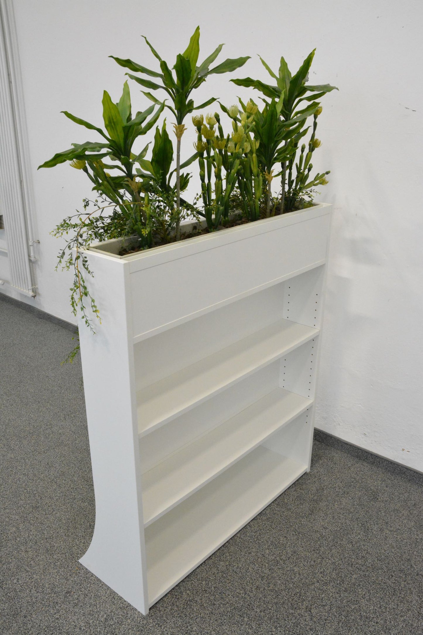 Top Design Akustik-Trennwand mit Regal Detailansicht ohne Plexiglaswand