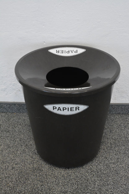 Top Desig Paper Abfalleimer aus Kunstoff braun Nahaufnahme - 6034737