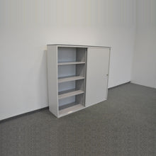 Laden Sie das Bild in den Galerie-Viewer, Lista Office Storage Schiebetür-Aktenschrank für 4 Ordner-Reihen 1600mm breit - mit Schlüssel Metall Weiss