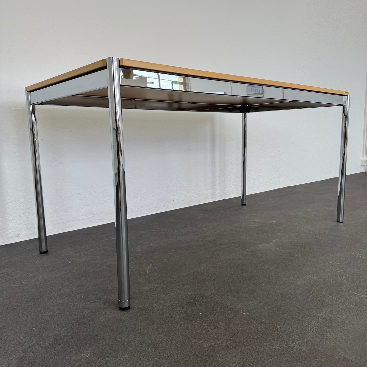 Ergodata Multi Desk Rondo Sitzungstisch seitliche Ansicht von unten