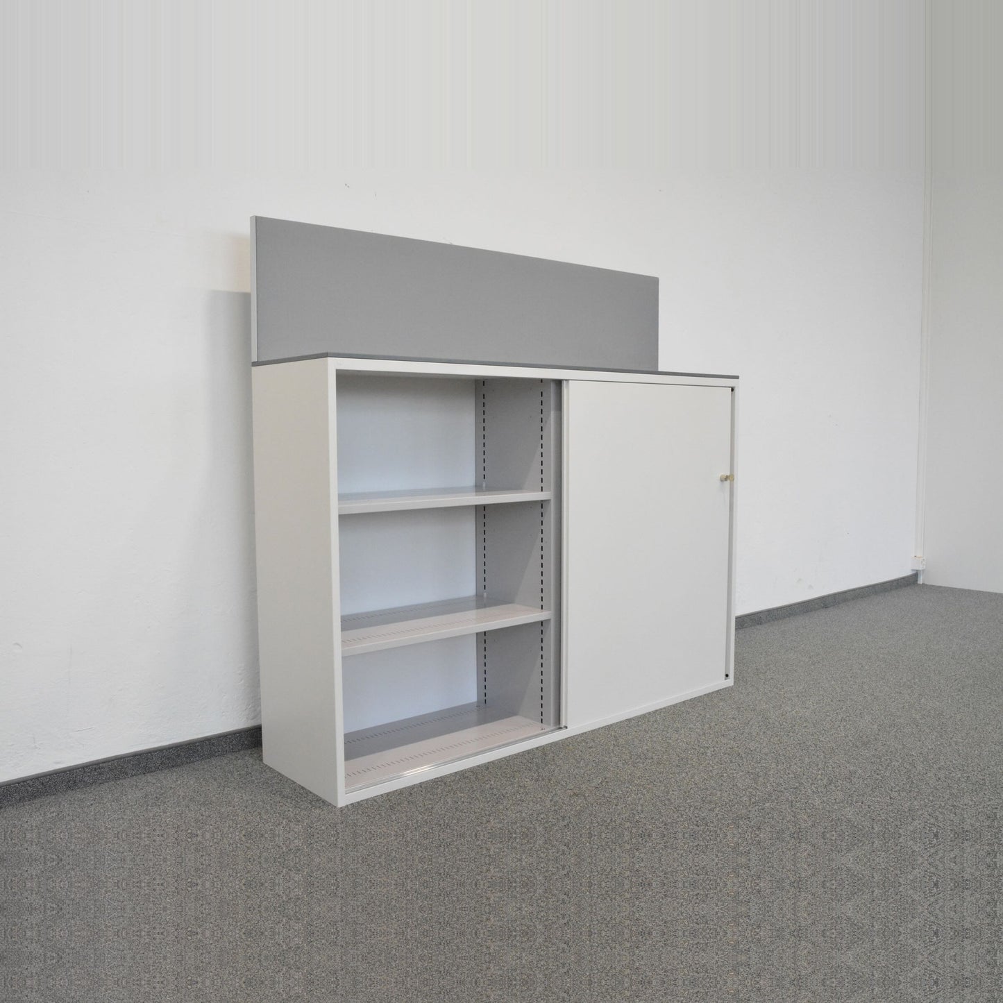 Lista Office Storage Schiebetür-Aktenschrank mit Akkustik-Aufbau