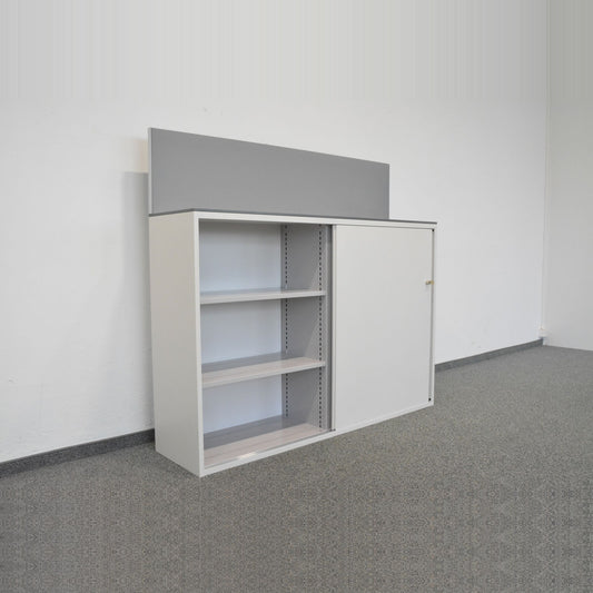 Lista Office Storage Schiebetür-Aktenschrank mit Akkustik-Aufbau