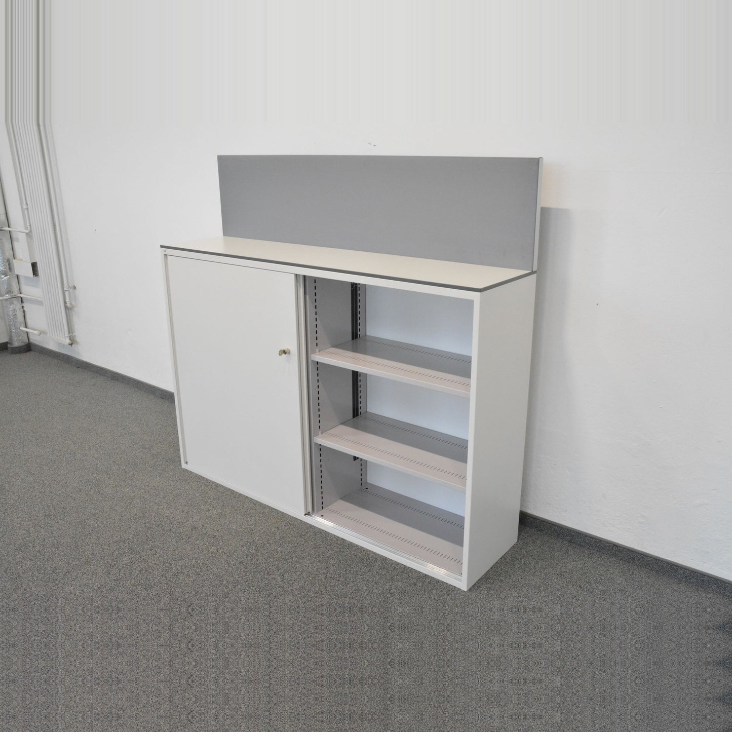 Lista Office Storage Schiebetür-Aktenschrank mit Akkustik-Aufbau