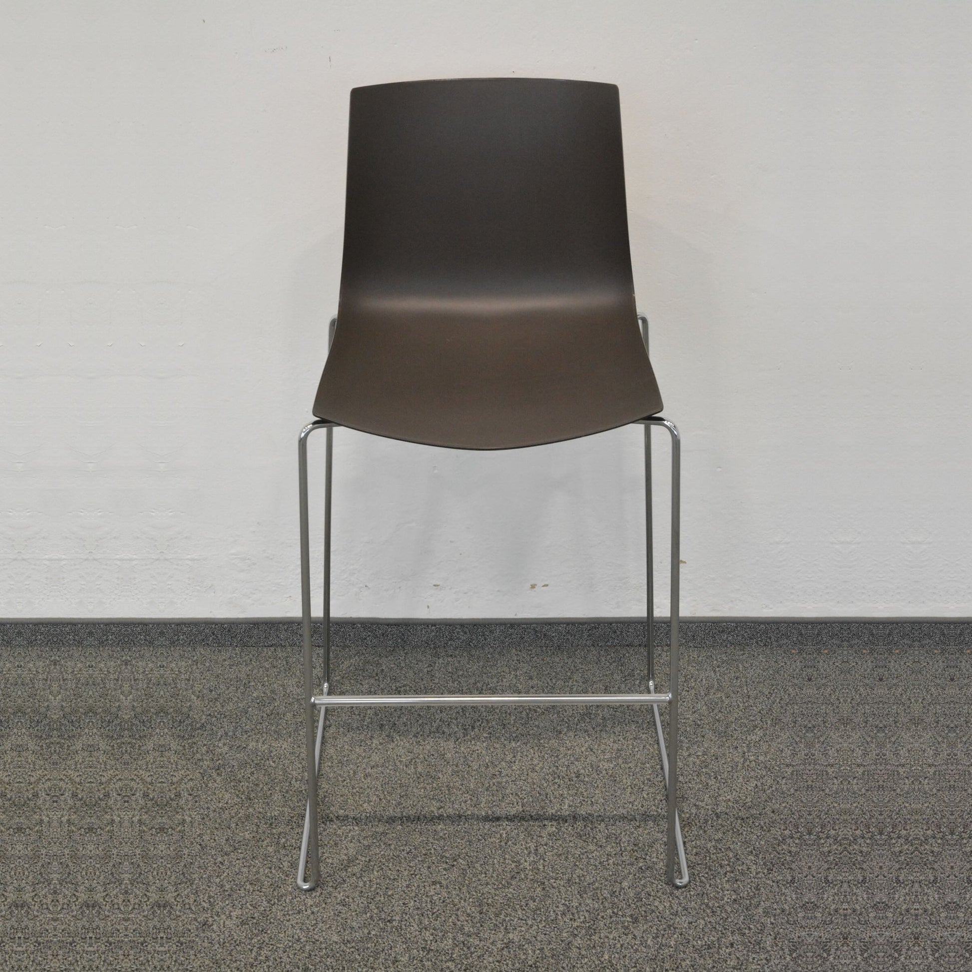 Arper Catifa 46 Barhocker mit Sitzschale aus Kunstoff braun