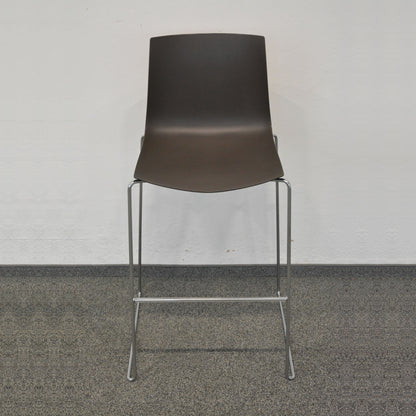 Arper Catifa 46 Barhocker mit Sitzschale aus Kunstoff braun - 6035149